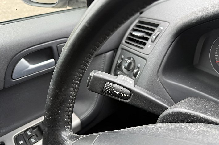 Volvo V50 2.4i Edition II , 100% DEALERONDERHOUDEN, LEER, AUTOMAAT, 170PK, NAVI, CRUISE CONTROLE, PDC, LM VELGEN, BOEKJES COMPLEET, EN VELE ANDERE OPTIES, 4x ELECTR RAMEN, ELECTR SPIEGELS, RIJDT EN SCHAKELT PERFECT,