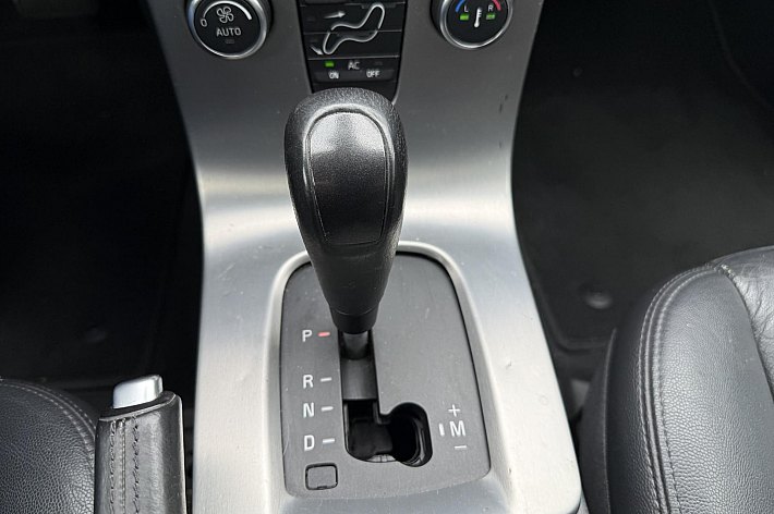 Volvo V50 2.4i Edition II , 100% DEALERONDERHOUDEN, LEER, AUTOMAAT, 170PK, NAVI, CRUISE CONTROLE, PDC, LM VELGEN, BOEKJES COMPLEET, EN VELE ANDERE OPTIES, 4x ELECTR RAMEN, ELECTR SPIEGELS, RIJDT EN SCHAKELT PERFECT,