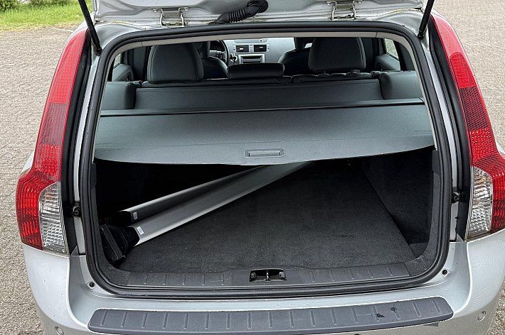 Volvo V50 2.4i Edition II , 100% DEALERONDERHOUDEN, LEER, AUTOMAAT, 170PK, NAVI, CRUISE CONTROLE, PDC, LM VELGEN, BOEKJES COMPLEET, EN VELE ANDERE OPTIES, 4x ELECTR RAMEN, ELECTR SPIEGELS, RIJDT EN SCHAKELT PERFECT,