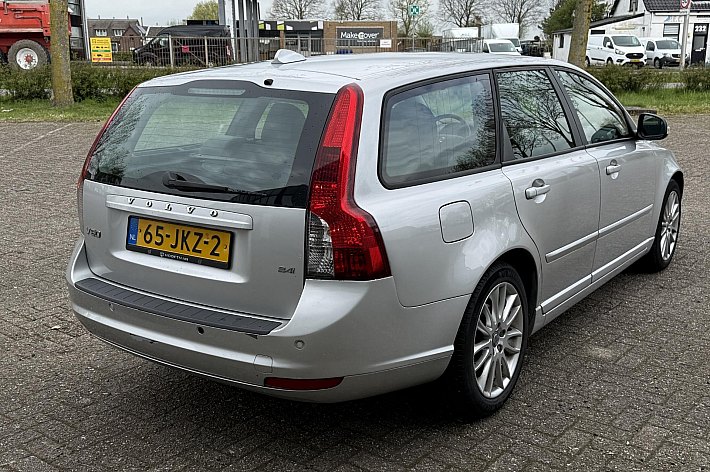 Volvo V50 2.4i Edition II , 100% DEALERONDERHOUDEN, LEER, AUTOMAAT, 170PK, NAVI, CRUISE CONTROLE, PDC, LM VELGEN, BOEKJES COMPLEET, EN VELE ANDERE OPTIES, 4x ELECTR RAMEN, ELECTR SPIEGELS, RIJDT EN SCHAKELT PERFECT,