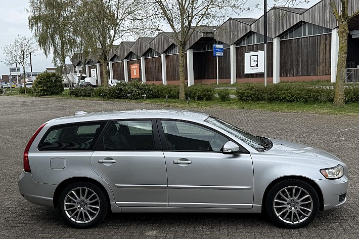 Volvo V50 2.4i Edition II , 100% DEALERONDERHOUDEN, LEER, AUTOMAAT, 170PK, NAVI, CRUISE CONTROLE, PDC, LM VELGEN, BOEKJES COMPLEET, EN VELE ANDERE OPTIES, 4x ELECTR RAMEN, ELECTR SPIEGELS, RIJDT EN SCHAKELT PERFECT,