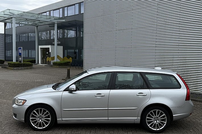 Volvo V50 2.4i Edition II , 100% DEALERONDERHOUDEN, LEER, AUTOMAAT, 170PK, NAVI, CRUISE CONTROLE, PDC, LM VELGEN, BOEKJES COMPLEET, EN VELE ANDERE OPTIES, 4x ELECTR RAMEN, ELECTR SPIEGELS, RIJDT EN SCHAKELT PERFECT,