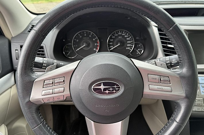 Subaru Outback 2.5i Executive , LEDER, CRUISE, AUTOMAAT, NAVI,DEALERONDERHOUDEN, SCHUIFDAK, 4 WD, TREKHAAK, BOEKJES, ( schade rechter voorspatbord), RIJDT EN SCHAKELT PERFECT