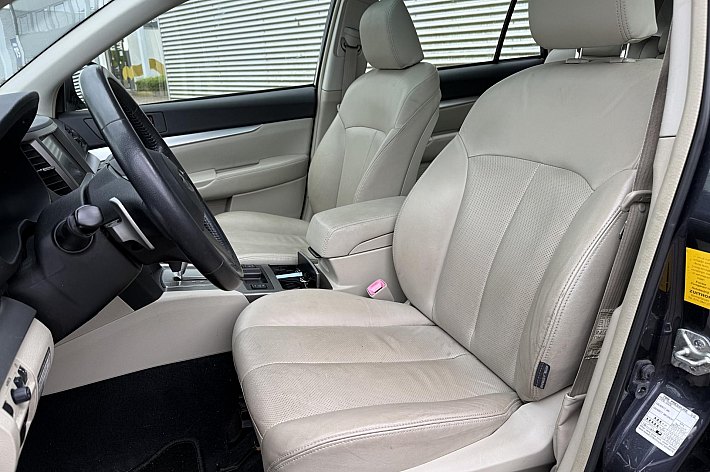 Subaru Outback 2.5i Executive , LEDER, CRUISE, AUTOMAAT, NAVI,DEALERONDERHOUDEN, SCHUIFDAK, 4 WD, TREKHAAK, BOEKJES, ( schade rechter voorspatbord), RIJDT EN SCHAKELT PERFECT