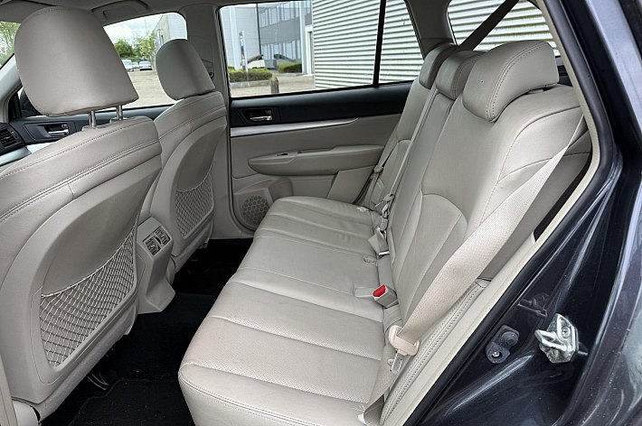 Subaru Outback 2.5i Executive , LEDER, CRUISE, AUTOMAAT, NAVI,DEALERONDERHOUDEN, SCHUIFDAK, 4 WD, TREKHAAK, BOEKJES, ( schade rechter voorspatbord), RIJDT EN SCHAKELT PERFECT