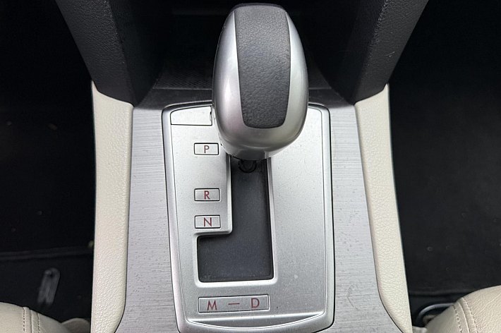 Subaru Outback 2.5i Executive , LEDER, CRUISE, AUTOMAAT, NAVI,DEALERONDERHOUDEN, SCHUIFDAK, 4 WD, TREKHAAK, BOEKJES, ( schade rechter voorspatbord), RIJDT EN SCHAKELT PERFECT