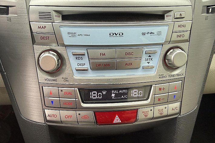 Subaru Outback 2.5i Executive , LEDER, CRUISE, AUTOMAAT, NAVI,DEALERONDERHOUDEN, SCHUIFDAK, 4 WD, TREKHAAK, BOEKJES, ( schade rechter voorspatbord), RIJDT EN SCHAKELT PERFECT