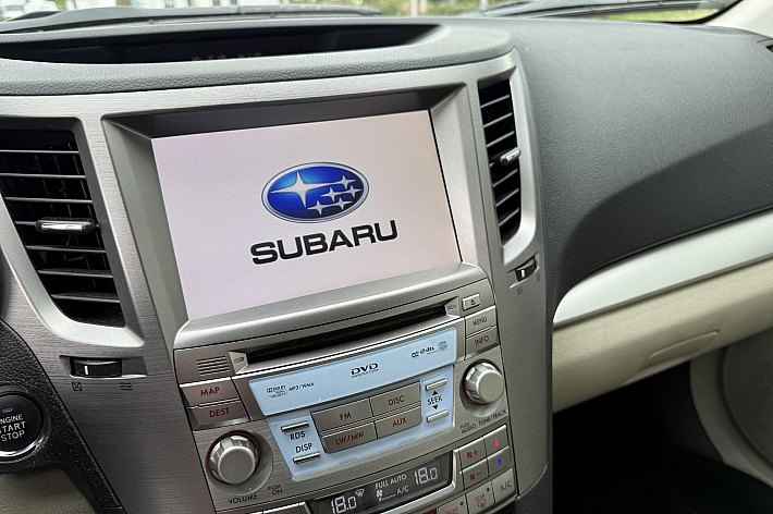 Subaru Outback 2.5i Executive , LEDER, CRUISE, AUTOMAAT, NAVI,DEALERONDERHOUDEN, SCHUIFDAK, 4 WD, TREKHAAK, BOEKJES, ( schade rechter voorspatbord), RIJDT EN SCHAKELT PERFECT