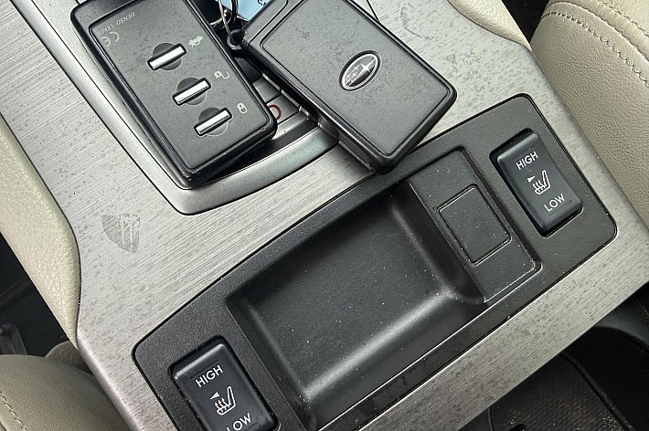 Subaru Outback 2.5i Executive , LEDER, CRUISE, AUTOMAAT, NAVI,DEALERONDERHOUDEN, SCHUIFDAK, 4 WD, TREKHAAK, BOEKJES, ( schade rechter voorspatbord), RIJDT EN SCHAKELT PERFECT