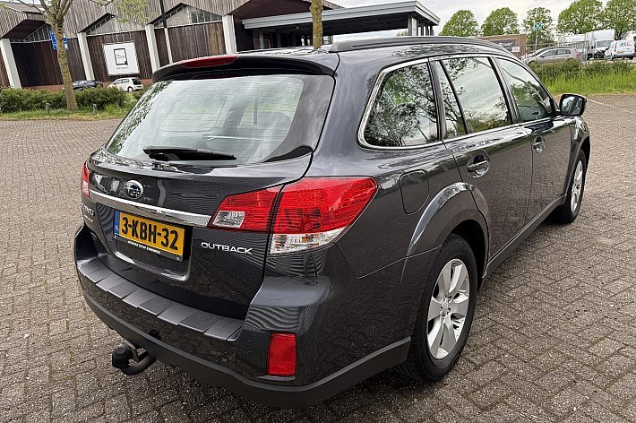 Subaru Outback 2.5i Executive , LEDER, CRUISE, AUTOMAAT, NAVI,DEALERONDERHOUDEN, SCHUIFDAK, 4 WD, TREKHAAK, BOEKJES, ( schade rechter voorspatbord), RIJDT EN SCHAKELT PERFECT