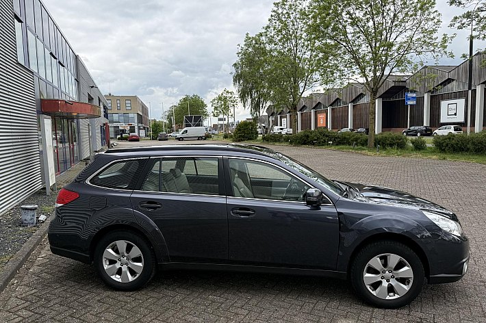 Subaru Outback 2.5i Executive , LEDER, CRUISE, AUTOMAAT, NAVI,DEALERONDERHOUDEN, SCHUIFDAK, 4 WD, TREKHAAK, BOEKJES, ( schade rechter voorspatbord), RIJDT EN SCHAKELT PERFECT