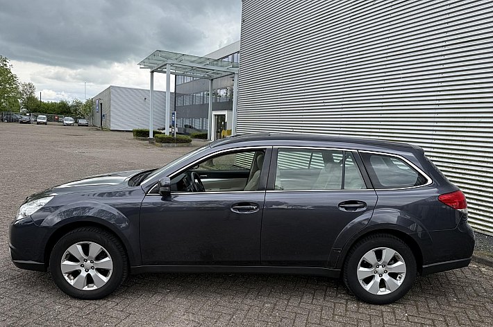 Subaru Outback 2.5i Executive , LEDER, CRUISE, AUTOMAAT, NAVI,DEALERONDERHOUDEN, SCHUIFDAK, 4 WD, TREKHAAK, BOEKJES, ( schade rechter voorspatbord), RIJDT EN SCHAKELT PERFECT