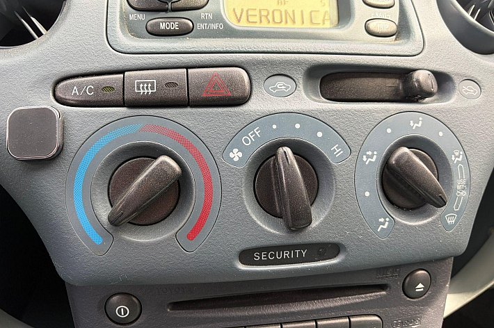 Toyota Yaris 1.3-16V VVT-i Sol , AIRCO, NWE APK, RIJDT EN SCHAKELT GOED, SUPER BETROUWBAAR EN DEGELIJKE TOYOTA