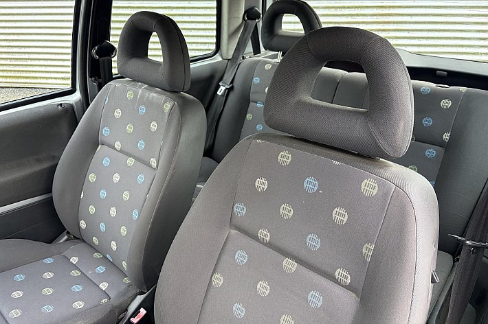 Volkswagen Lupo 1.4 Comfortline LEUKE GOEDKOPE LUPO, PARKEERSENSOREN, VOOR HANDIGE HARRIE, DAK WERKT NIET (WEL DICHT), SCHAKELAAR ELECTRISCHE RAMEN, RUITENWISSER GAAT SPONTAAN AAN.