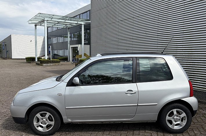 Volkswagen Lupo 1.4 Comfortline LEUKE GOEDKOPE LUPO, PARKEERSENSOREN, VOOR HANDIGE HARRIE, DAK WERKT NIET (WEL DICHT), SCHAKELAAR ELECTRISCHE RAMEN, RUITENWISSER GAAT SPONTAAN AAN.