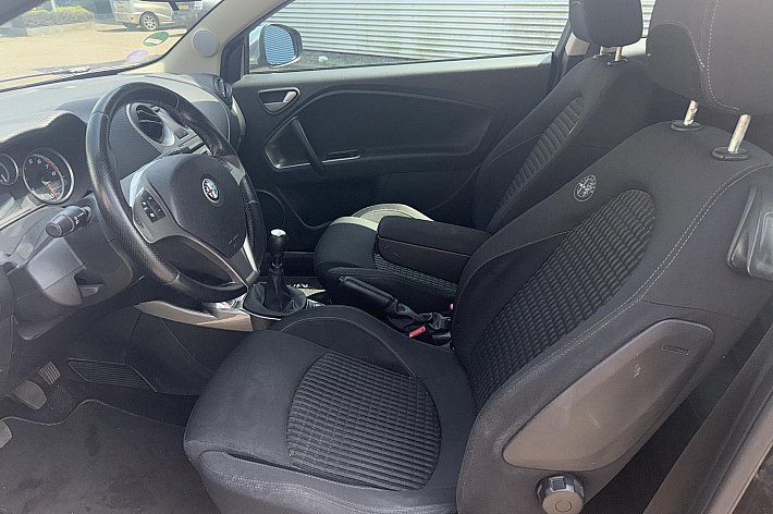 Alfa Romeo MiTo 1.4 T , AIRCO, SPORTSTOELEN, LM VELGEN, NWE DISTRIBUTIE, ALLE FACTUREN AANWEZIG, ZEER GOED RIJDENDE ALFA