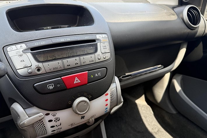 Peugeot 107 1.0-12V XS KIJK AUB ALLE FOTO'S, 111.168 KM, 5 DRS, AIRCO, BOEKJES, KEURIG ONDERHOUDEN, GOED RIJDENDE 107 MET LAGE KM STAND