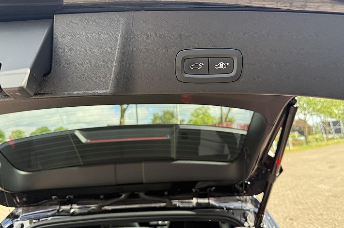 Volvo XC40 T4 PHEV Ultimate Dark Design Aut. , PANORAMADAK. AUTOMAAT, BENZ HYBRIDE, HARMAN KARDON, PDC, CRUISE, AIRCO, ELECTR STOELEN, ELECTR ACHTERKLEP, ACHTERUITRIJCAMERA, EN NOG VEEL MEER…. 1 JAAR GARANTIE, BTW AUTO PRIJS IS INCL BTW