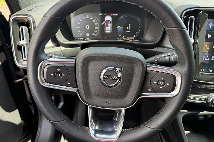 Volvo XC40 T4 PHEV Ultimate Dark Design Aut. , PANORAMADAK. AUTOMAAT, BENZ HYBRIDE, HARMAN KARDON, PDC, CRUISE, AIRCO, ELECTR STOELEN, ELECTR ACHTERKLEP, ACHTERUITRIJCAMERA, EN NOG VEEL MEER…. 1 JAAR GARANTIE, BTW AUTO PRIJS IS INCL BTW