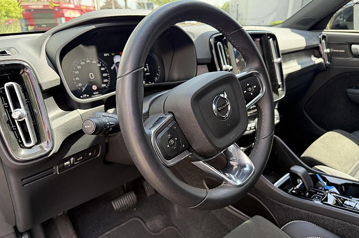 Volvo XC40 T4 PHEV Ultimate Dark Design Aut. , PANORAMADAK. AUTOMAAT, BENZ HYBRIDE, HARMAN KARDON, PDC, CRUISE, AIRCO, ELECTR STOELEN, ELECTR ACHTERKLEP, ACHTERUITRIJCAMERA, EN NOG VEEL MEER…. 1 JAAR GARANTIE, BTW AUTO PRIJS IS INCL BTW