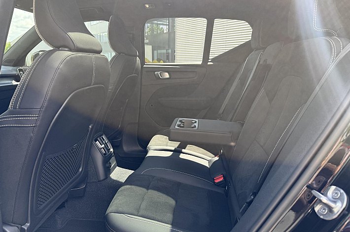 Volvo XC40 T4 PHEV Ultimate Dark Design Aut. , PANORAMADAK. AUTOMAAT, BENZ HYBRIDE, HARMAN KARDON, PDC, CRUISE, AIRCO, ELECTR STOELEN, ELECTR ACHTERKLEP, ACHTERUITRIJCAMERA, EN NOG VEEL MEER…. 1 JAAR GARANTIE, BTW AUTO PRIJS IS INCL BTW