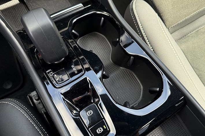 Volvo XC40 T4 PHEV Ultimate Dark Design Aut. , PANORAMADAK. AUTOMAAT, BENZ HYBRIDE, HARMAN KARDON, PDC, CRUISE, AIRCO, ELECTR STOELEN, ELECTR ACHTERKLEP, ACHTERUITRIJCAMERA, EN NOG VEEL MEER…. 1 JAAR GARANTIE, BTW AUTO PRIJS IS INCL BTW