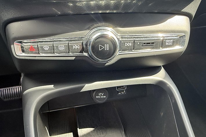 Volvo XC40 T4 PHEV Ultimate Dark Design Aut. , PANORAMADAK. AUTOMAAT, BENZ HYBRIDE, HARMAN KARDON, PDC, CRUISE, AIRCO, ELECTR STOELEN, ELECTR ACHTERKLEP, ACHTERUITRIJCAMERA, EN NOG VEEL MEER…. 1 JAAR GARANTIE, BTW AUTO PRIJS IS INCL BTW