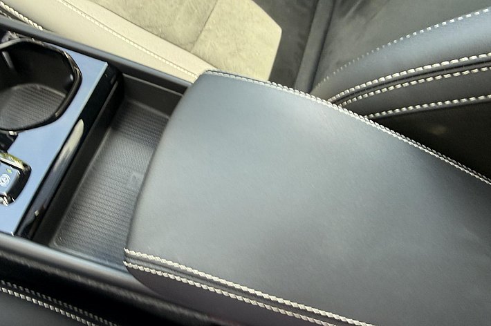 Volvo XC40 T4 PHEV Ultimate Dark Design Aut. , PANORAMADAK. AUTOMAAT, BENZ HYBRIDE, HARMAN KARDON, PDC, CRUISE, AIRCO, ELECTR STOELEN, ELECTR ACHTERKLEP, ACHTERUITRIJCAMERA, EN NOG VEEL MEER…. 1 JAAR GARANTIE, BTW AUTO PRIJS IS INCL BTW