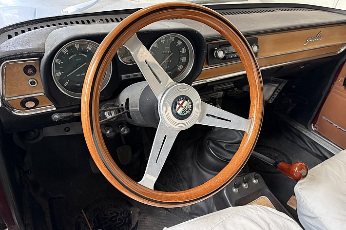 Alfa Romeo Giulia 1.3 L KLASSIEKER, OLDTIMER MET WERKZAAMHEDEN, VOOR DE LIEFHEBBER OM ER WEER EEN PRONKSTUK VAN TE MAKEN.