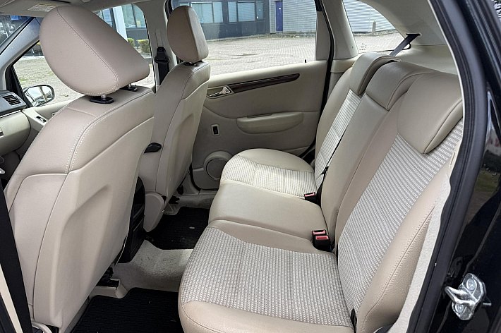 Mercedes-Benz B-Klasse 170 , AUTOMAAT, AIRCO, HALF LEDER, ACHTERUITRIJCAMERA, NAVI, 181.305 KM, BOEKJES, ELECTRISCHE RAMEN.