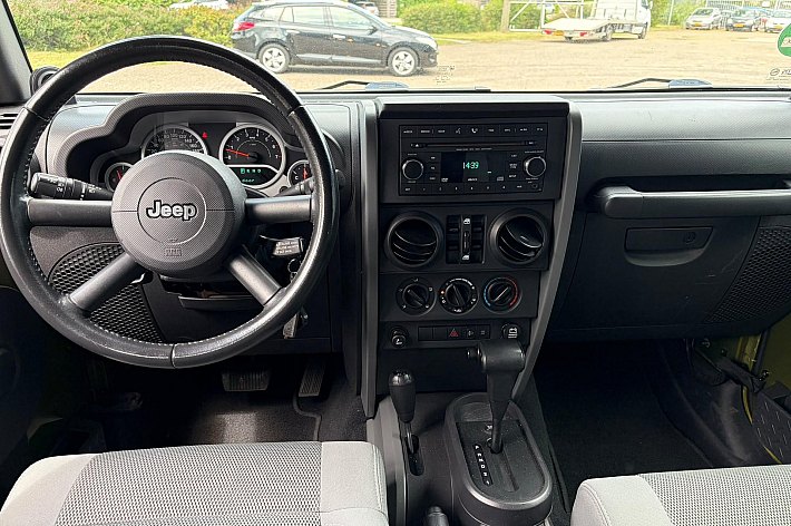 Jeep Wrangler Unlimited 3.8 Sahara , CRUISE CONTROLE, 4WD, AUTOMAAT, TREKHAAK, AIRCO, HARD EN SOFTTOP !, ONDERHOUDEN BIJ DE HAI, LAATSTE ONDERHOUD 9-2025 T.W.V. 3746,= EURO, RIJDT EN SCHAKELT ALS NIEUW, SUPER NETTE AUTO