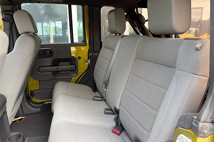 Jeep Wrangler Unlimited 3.8 Sahara , CRUISE CONTROLE, 4WD, AUTOMAAT, TREKHAAK, AIRCO, HARD EN SOFTTOP !, ONDERHOUDEN BIJ DE HAI, LAATSTE ONDERHOUD 9-2025 T.W.V. 3746,= EURO, RIJDT EN SCHAKELT ALS NIEUW, SUPER NETTE AUTO
