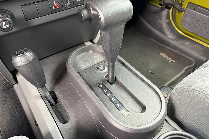 Jeep Wrangler Unlimited 3.8 Sahara , CRUISE CONTROLE, 4WD, AUTOMAAT, TREKHAAK, AIRCO, HARD EN SOFTTOP !, ONDERHOUDEN BIJ DE HAI, LAATSTE ONDERHOUD 9-2025 T.W.V. 3746,= EURO, RIJDT EN SCHAKELT ALS NIEUW, SUPER NETTE AUTO
