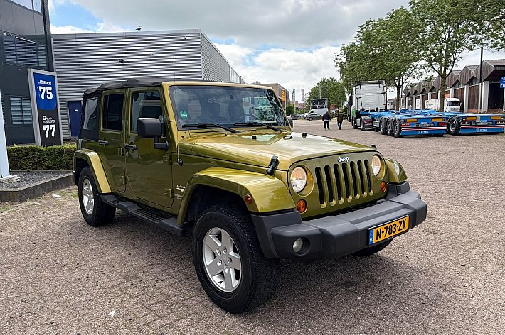 Jeep Wrangler Unlimited 3.8 Sahara , CRUISE CONTROLE, 4WD, AUTOMAAT, TREKHAAK, AIRCO, HARD EN SOFTTOP !, ONDERHOUDEN BIJ DE HAI, LAATSTE ONDERHOUD 9-2025 T.W.V. 3746,= EURO, RIJDT EN SCHAKELT ALS NIEUW, SUPER NETTE AUTO