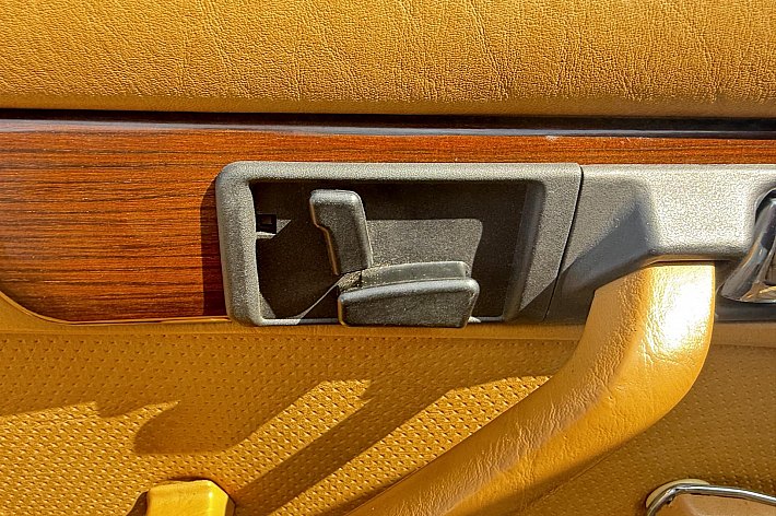 Mercedes-Benz S-Klasse 380 SEL , VOLLEDER, ELECTR BESTUURDERSSTOEL, GEEN INGEZAKTE STOELEN !!, CRUISE CONTROLE, AUTOMAAT, ELECTR BUITENSPIEGEL, TREKHAAK, MOTOR LOOPT SUPER MOOI, SCHAKELT GOED, MOOI AUTO ALS BELEGGING OF GEWOON LEKKER RIJDEN, APK 18-6-2028.