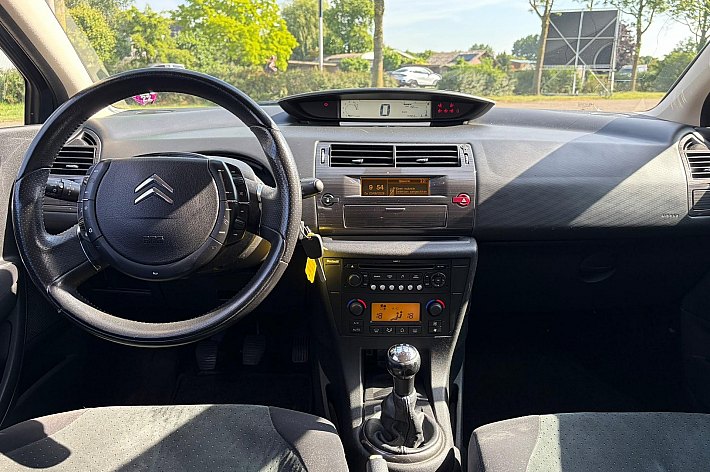 Citroën C4 1.6 VTi Exclusive , AIRCO, CRUISE, TREKHAAK,GOED ONDERHOUDEN, BOEKJES AANWEZIG, RECHTS BARST IN RAAM, GEEN APK AFKEUR