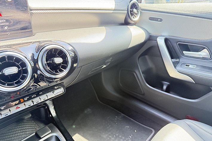 Mercedes-Benz CLA-Klasse 180 Business Solution Essential , 55.666 KM, GROTE DIGITAAl DASHBOARD, DEALERONDERHOUDEN, HANDGESCHAKELD, ZEER VEEL OPTIE’S, LET OP !!! PRIJS IS EX BPM / EX BTW, BELGISCHE AUTO, AUTOPAS AANWEZIG