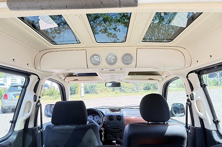 Peugeot Partner mpv 1.6-16V XT TEPEE AIRCO, CRUISE CONTROLE, DAKRAMEN EN OPBERGVAKKEN, RIJDT SUPER, INRIJPLAAT VOOR VERVOER SCOOTMOBIEL, NIET GESCHIKT VOOR ROLSTOELEN ER ZIJN DAARVOOR GEEN GORDELS BIJGELEVERD.