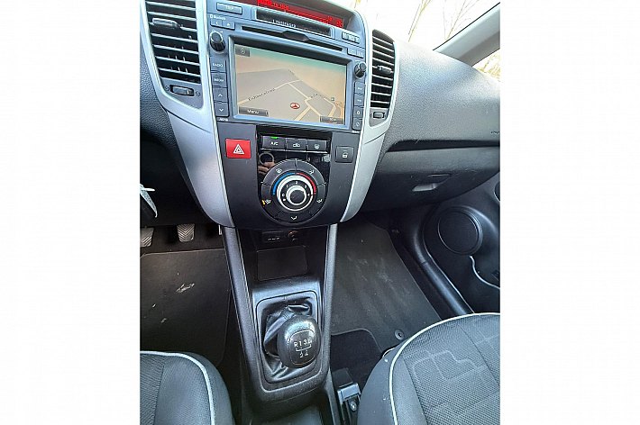 Kia Venga 1.4 CVVT Seven , CRUISE CONTROLE, NAVI, AIRCO, ACHTERUIT RIJCAMERA, HOOGZITTER, BOEKJES, 5 DEURS, RIJDT EN SCHAKELT GOED, LICHTE GEBRUIKERSSPOREN VERWACHTBAAR CONFORM LEEFTIJD AANWEZIG