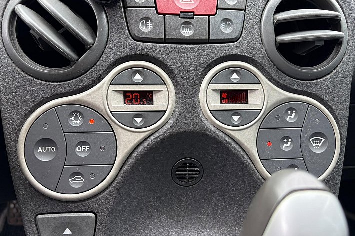 Fiat Panda 1.2 Emotion , AUTOMAAT, AIRCO, DISTRIBUTIE RECENT VERNIEUWD, ELECTR RAMEN, BLUETOOTH TELEFOON VIA STUUR, RIJDT EN SCHAKELT TOP