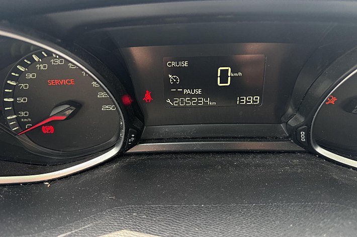 Peugeot 308 SW 1.6 BlueHDI Blue Lease Executive Pack EXPORT, EURO 6, FRONT BUMPER DAMAGED,  DRIVES IN SAFETY MODE, ENIGINE RUNS SMOOTH, IS DRIVABLE, LUXURY OPTIES, AIRCO, CRUISE, DOUBLE SCREEN IN THE BACK, LUXURY SEATS ETC ETC, EXPORT PRICE !!!