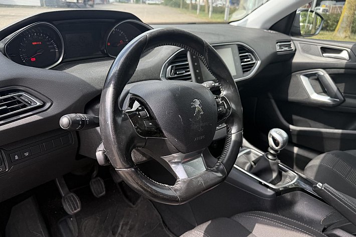 Peugeot 308 SW 1.6 BlueHDI Blue Lease Executive Pack EXPORT, EURO 6, FRONT BUMPER DAMAGED,  DRIVES IN SAFETY MODE, ENIGINE RUNS SMOOTH, IS DRIVABLE, LUXURY OPTIES, AIRCO, CRUISE, DOUBLE SCREEN IN THE BACK, LUXURY SEATS ETC ETC, EXPORT PRICE !!!