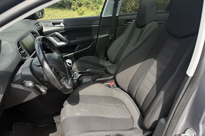Peugeot 308 SW 1.6 BlueHDI Blue Lease Executive Pack EXPORT, EURO 6, FRONT BUMPER DAMAGED,  DRIVES IN SAFETY MODE, ENIGINE RUNS SMOOTH, IS DRIVABLE, LUXURY OPTIES, AIRCO, CRUISE, DOUBLE SCREEN IN THE BACK, LUXURY SEATS ETC ETC, EXPORT PRICE !!!