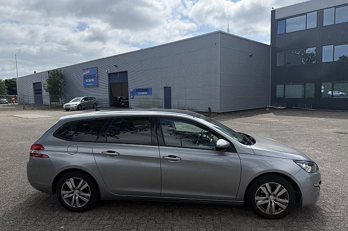 Peugeot 308 SW 1.6 BlueHDI Blue Lease Executive Pack EXPORT, EURO 6, FRONT BUMPER DAMAGED,  DRIVES IN SAFETY MODE, ENIGINE RUNS SMOOTH, IS DRIVABLE, LUXURY OPTIES, AIRCO, CRUISE, DOUBLE SCREEN IN THE BACK, LUXURY SEATS ETC ETC, EXPORT PRICE !!!