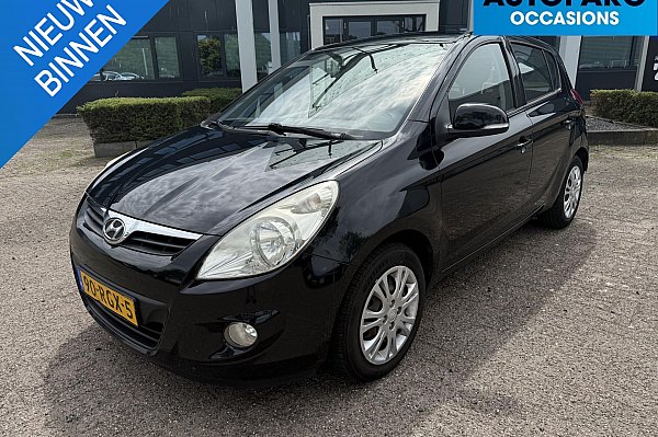 Hyundai i20 1.2i i-Motion AIRCO, TREKHAAK, ELECTR RAMEN EN SPIEGELS, RIJDT PRIMA, SCHAAFPLEKJE LINKS ACHTER, BOEKJES AANWEZIG