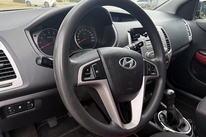 Hyundai i20 1.2i i-Motion AIRCO, TREKHAAK, ELECTR RAMEN EN SPIEGELS, RIJDT PRIMA, SCHAAFPLEKJE LINKS ACHTER, BOEKJES AANWEZIG