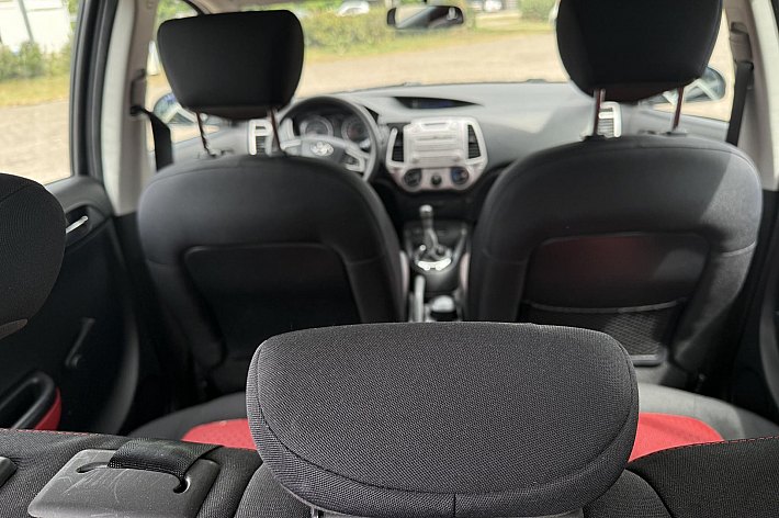 Hyundai i20 1.2i i-Motion AIRCO, TREKHAAK, ELECTR RAMEN EN SPIEGELS, RIJDT PRIMA, SCHAAFPLEKJE LINKS ACHTER, BOEKJES AANWEZIG