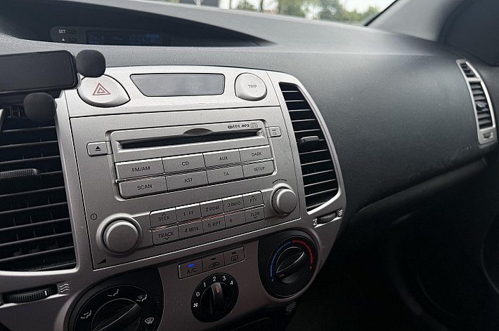 Hyundai i20 1.2i i-Motion AIRCO, TREKHAAK, ELECTR RAMEN EN SPIEGELS, RIJDT PRIMA, SCHAAFPLEKJE LINKS ACHTER, BOEKJES AANWEZIG