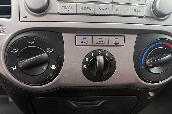 Hyundai i20 1.2i i-Motion AIRCO, TREKHAAK, ELECTR RAMEN EN SPIEGELS, RIJDT PRIMA, SCHAAFPLEKJE LINKS ACHTER, BOEKJES AANWEZIG