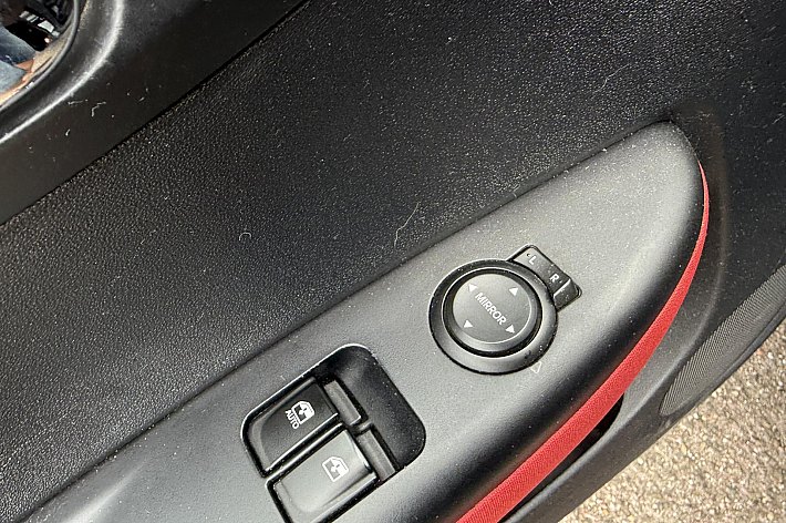 Hyundai i20 1.2i i-Motion AIRCO, TREKHAAK, ELECTR RAMEN EN SPIEGELS, RIJDT PRIMA, SCHAAFPLEKJE LINKS ACHTER, BOEKJES AANWEZIG